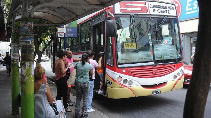 Por gestiones del gobernador Jaldo se levantó el paro de colectivos para hoy