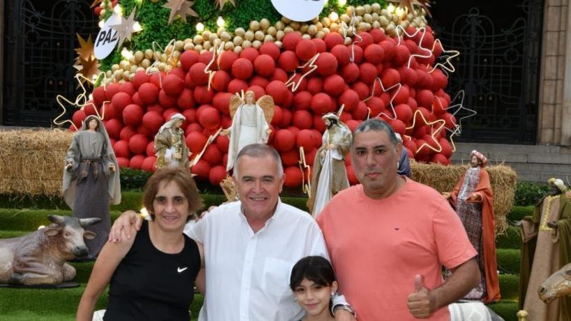 En la previa de Navidad, Jaldo saludó vecinos y turistas en la explanada de Casa de Gobierno