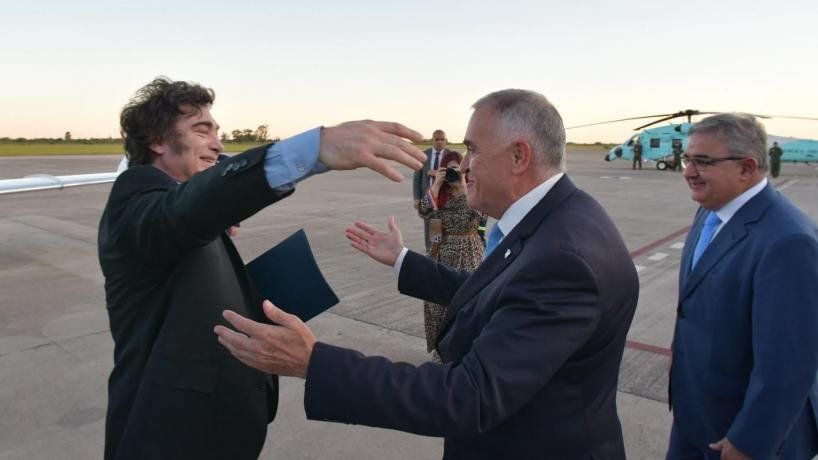 Jaldo recibió a Milei en el aeropuerto