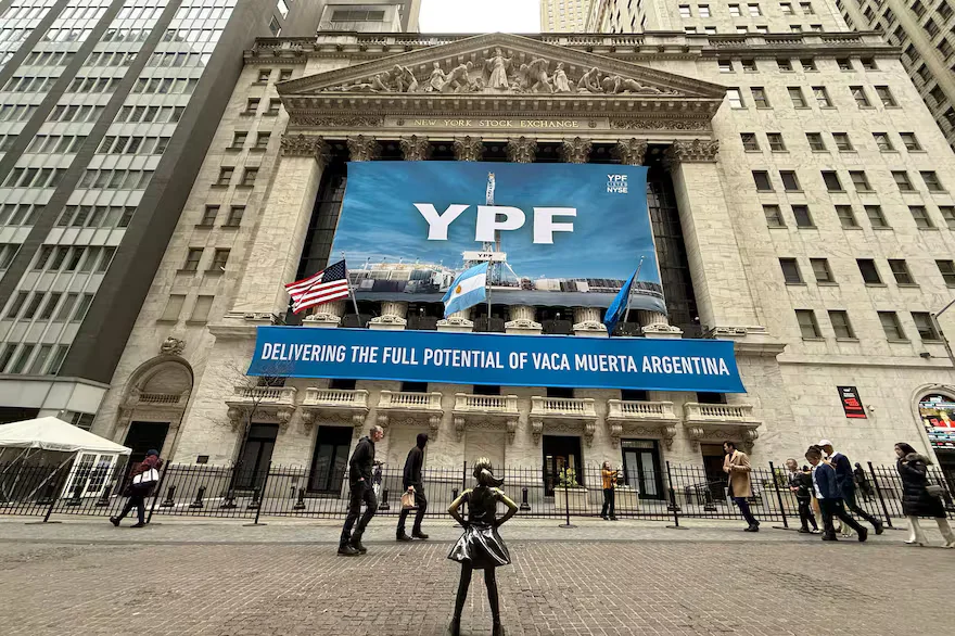 La Justicia estadounidense obliga a Argentina a ceder el 51% de las acciones de YPF