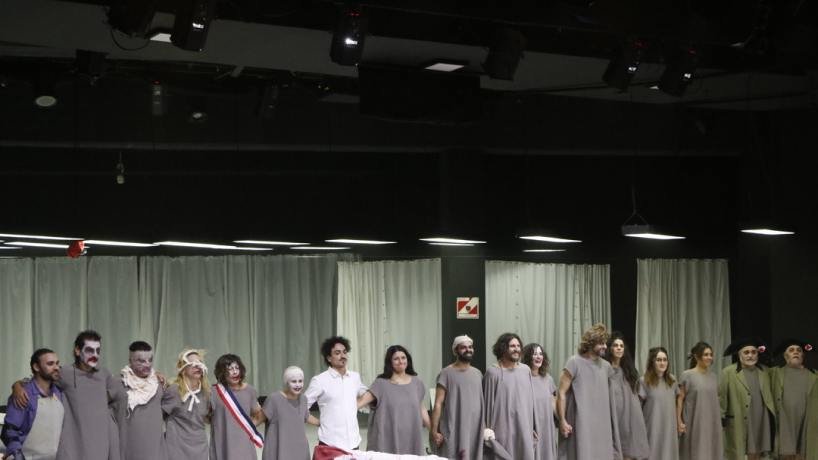 Exitoso estreno de “Marat/Sade” en el Teatro Orestes Caviglia
