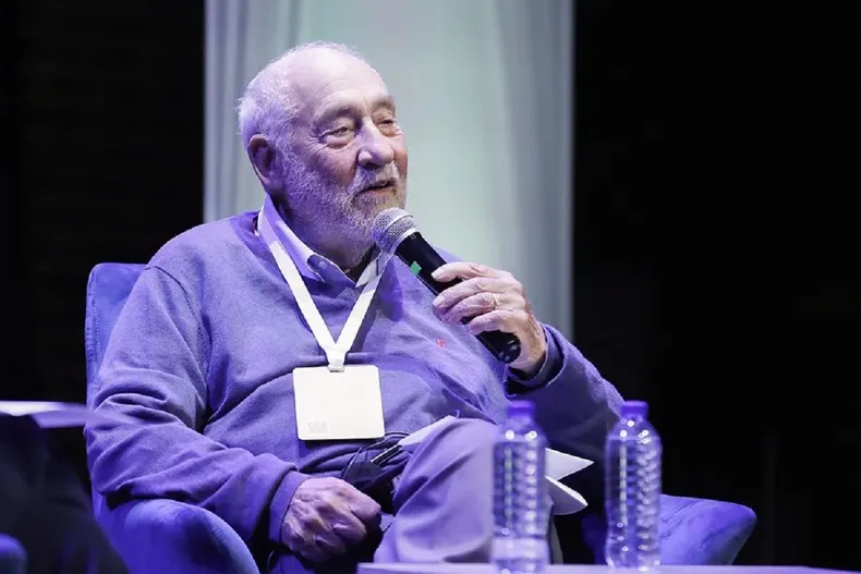 Joseph Stiglitz, premio Nobel de Economía, alertó que Argentina "está al borde de una nueva crisis"